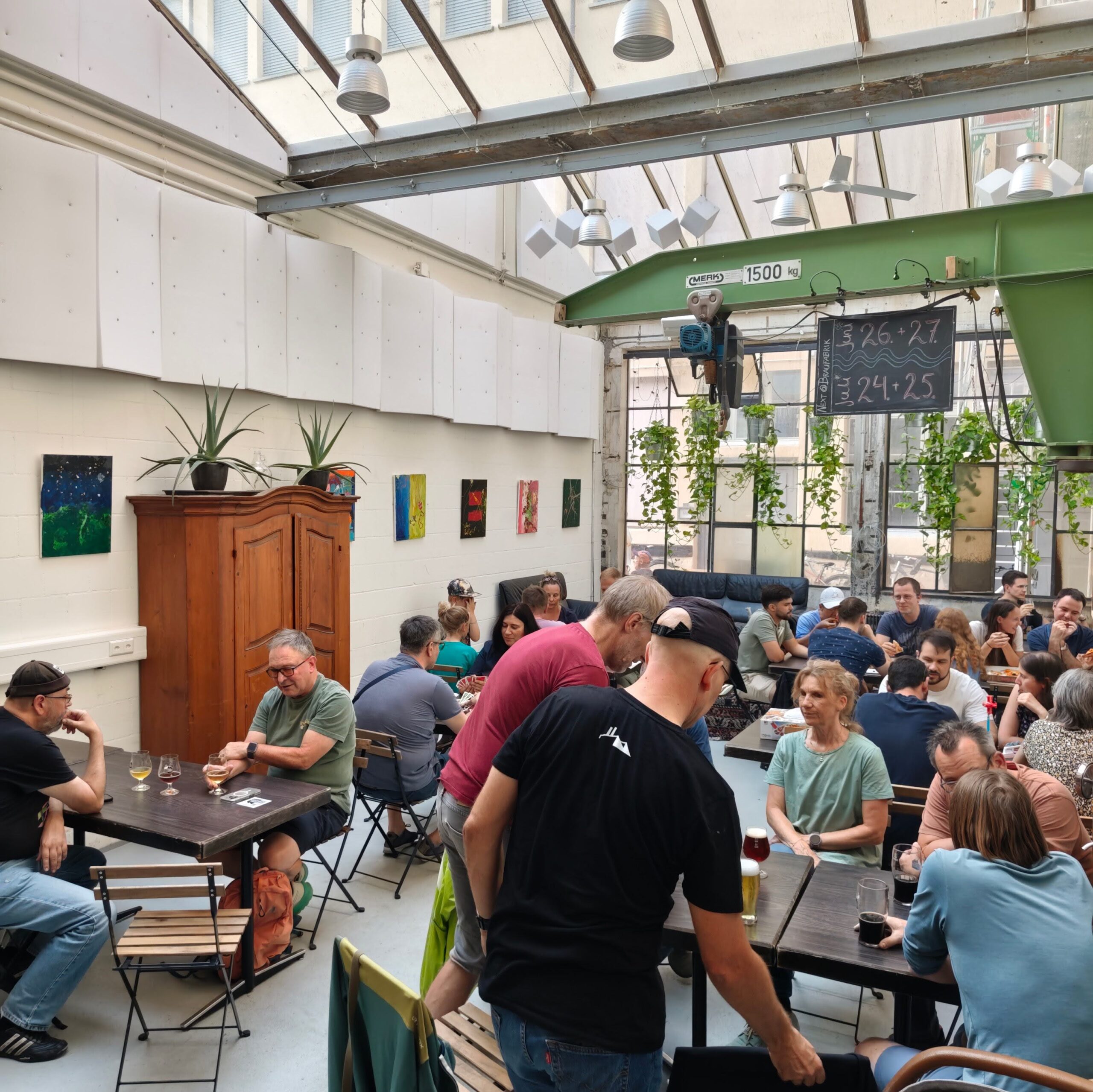 Gäste an der Bar im Industriecharme