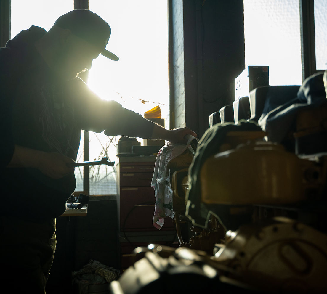 Mechaniker an der Maschine