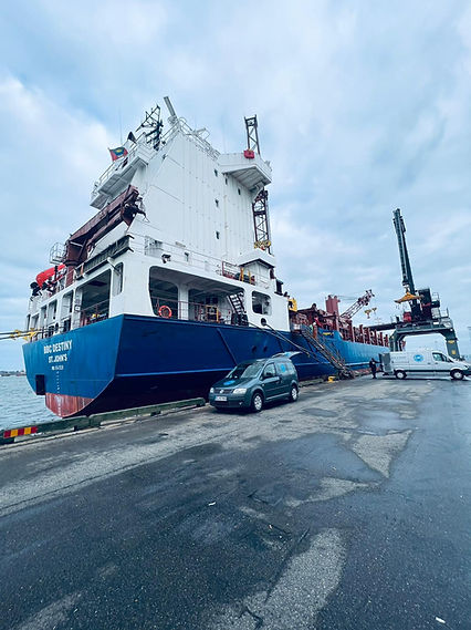 Zwei Servicewagen vor Schiff
