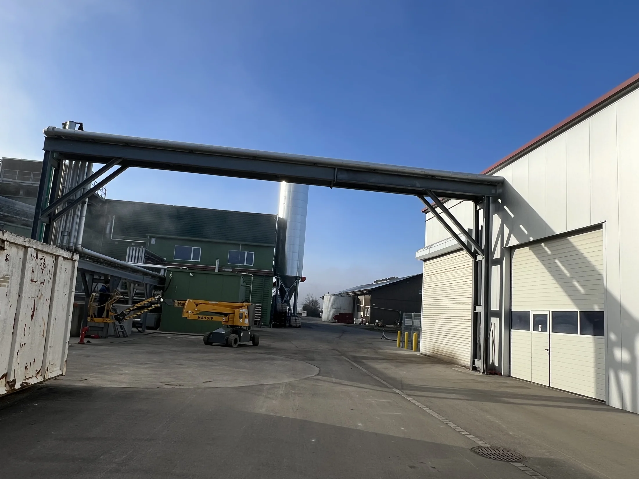 Rohrbrücke zwischen Industriegebäuden