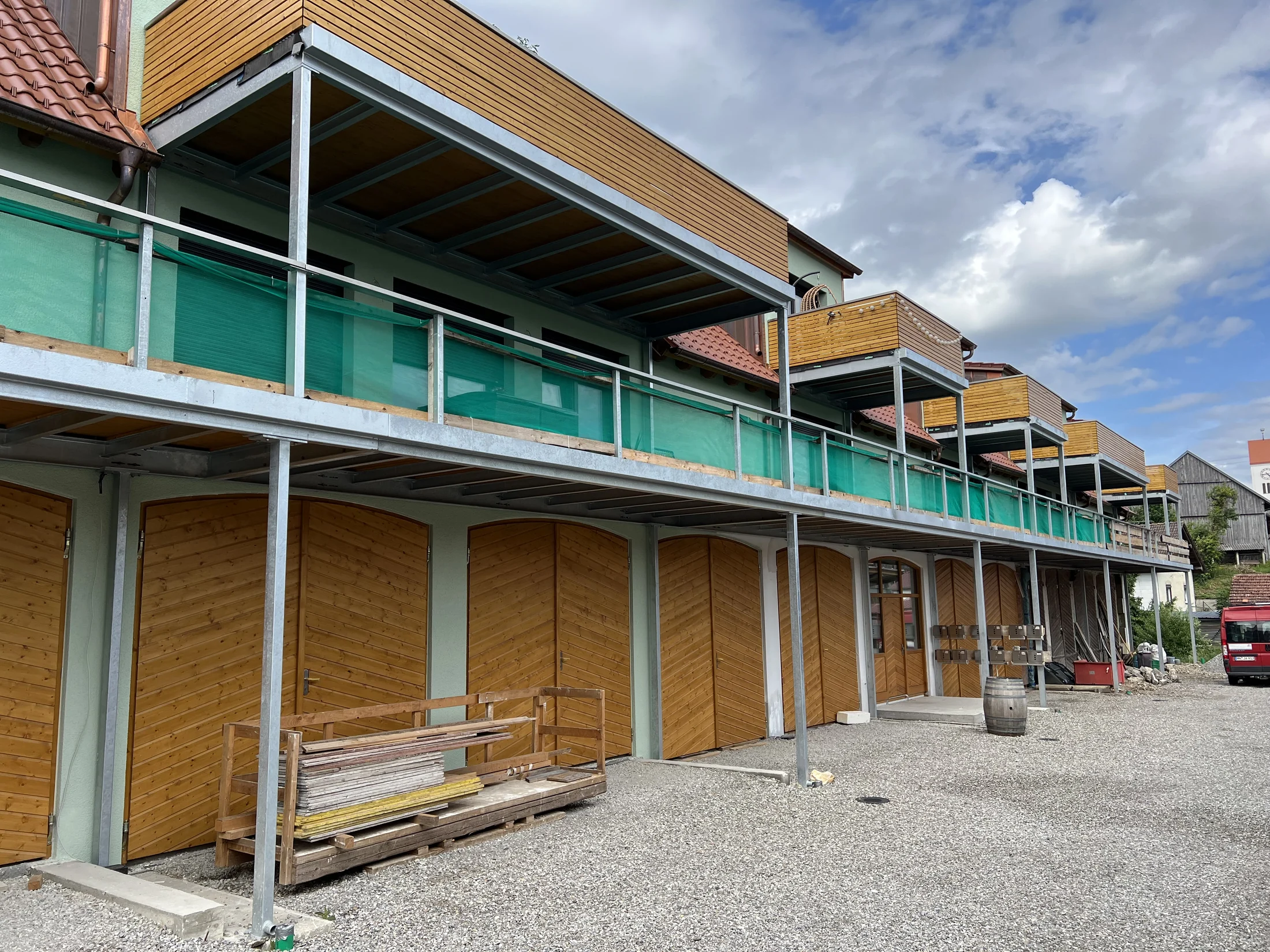 Balkonanlage in Stahl-Holz-Bauweise mit Glasgeländer