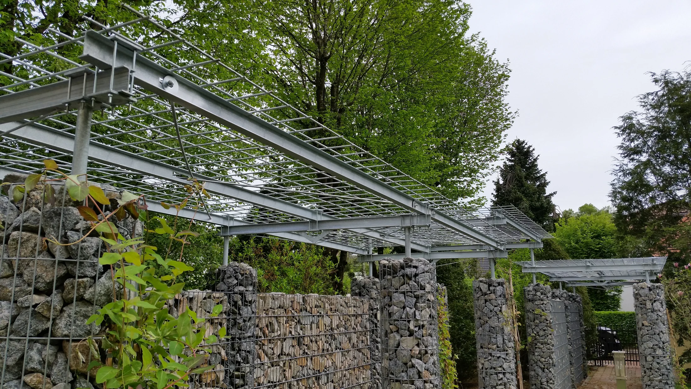 Verzinkte Stahl-Überdachung über Gabionenwand