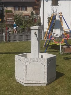 Sechseckbrunnen aus Beton