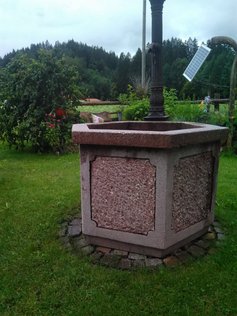 Brunnen mit fließendem Wasser