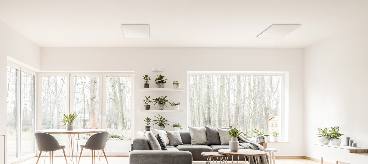Wohnzimmer mit Decken-Heizelementen in der Deckenverkleidung