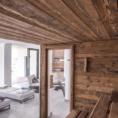 Rustikale Sauna mit Glasfront