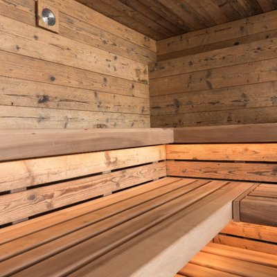 Warm beleuchtete Saunabänke