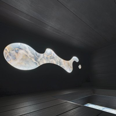 Beleuchtetes Wandmotiv in einer Designsauna