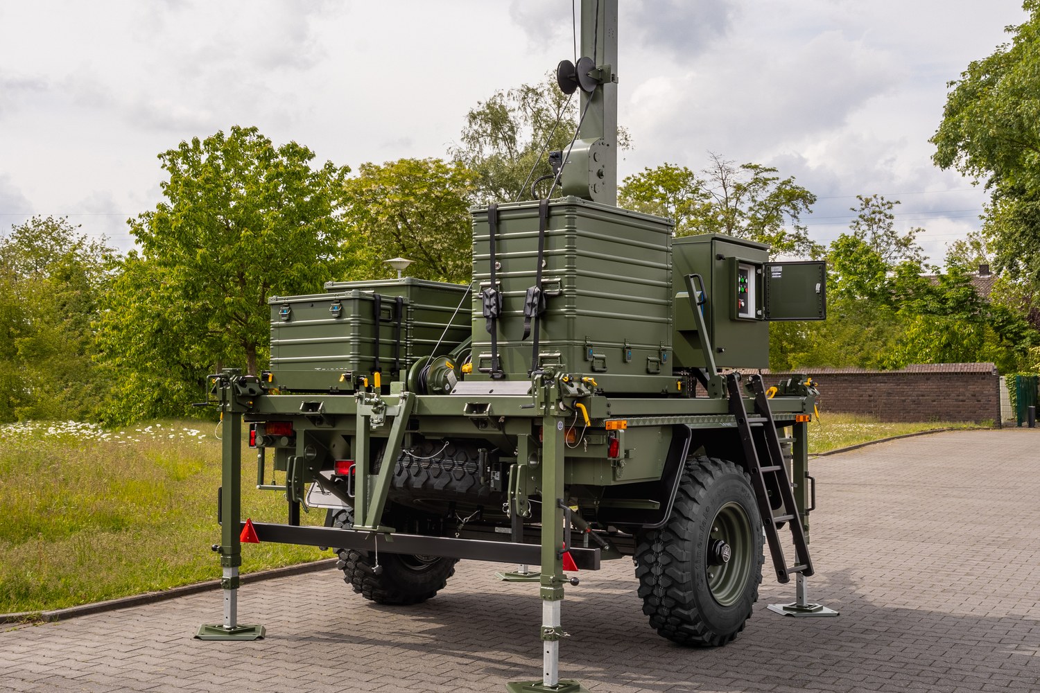 Antennenmastsystem auf Anhänger