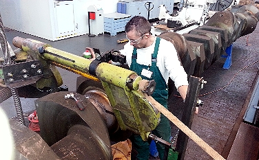 22-t-Schiffsdiesel-Kurbelwelle, zerlegt