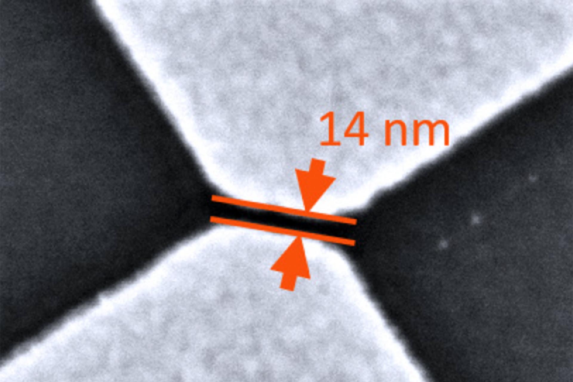 Abstand zweier Metallelektroden, gefertigt mit NanoFrazor in PPA-Resist