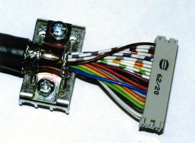 Datenkabel für Leiterplattenmontage mit Schirmanbindung