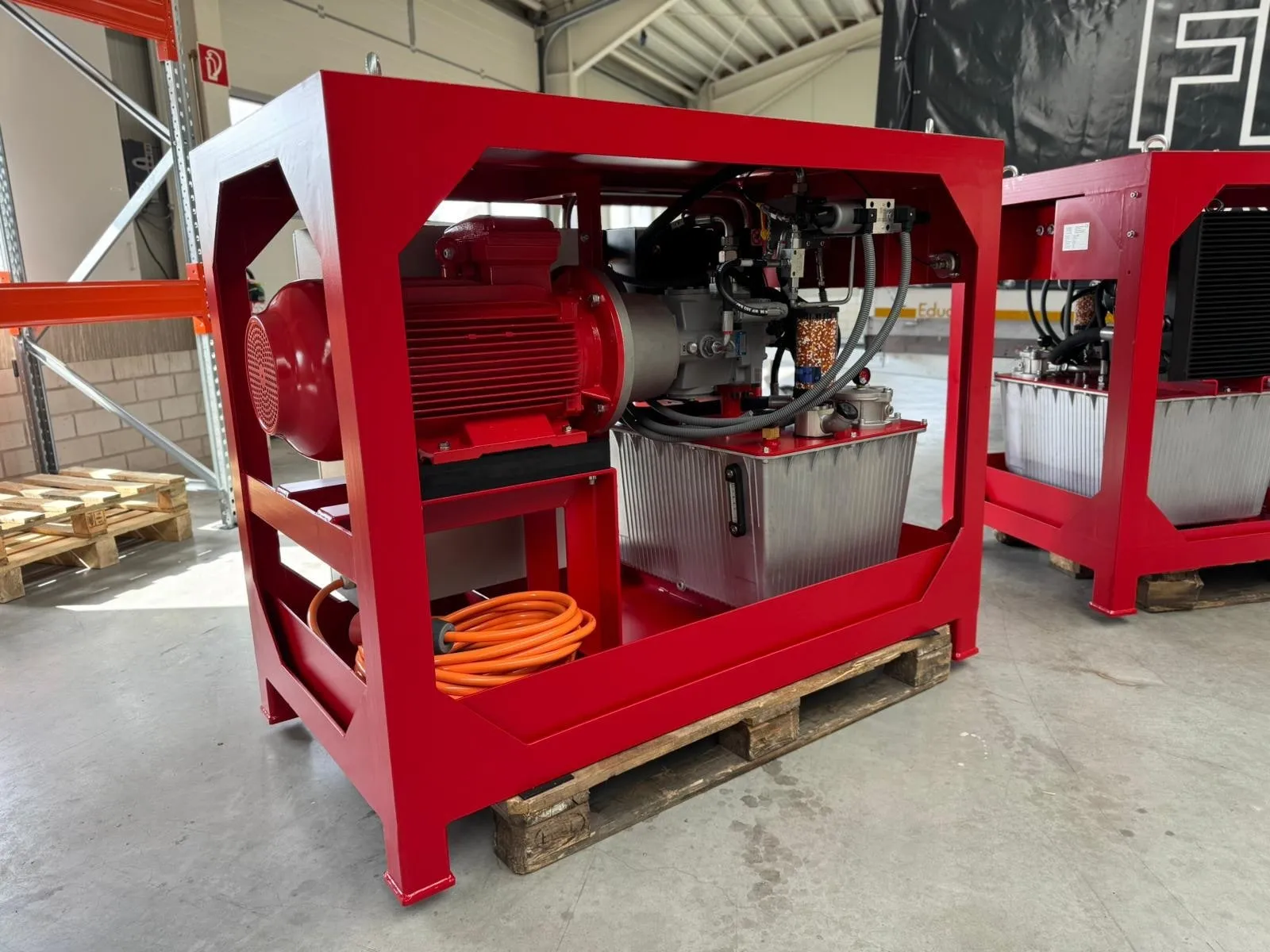 Zwei baugleiche Hydraulikaggregate im Transportrahmen
