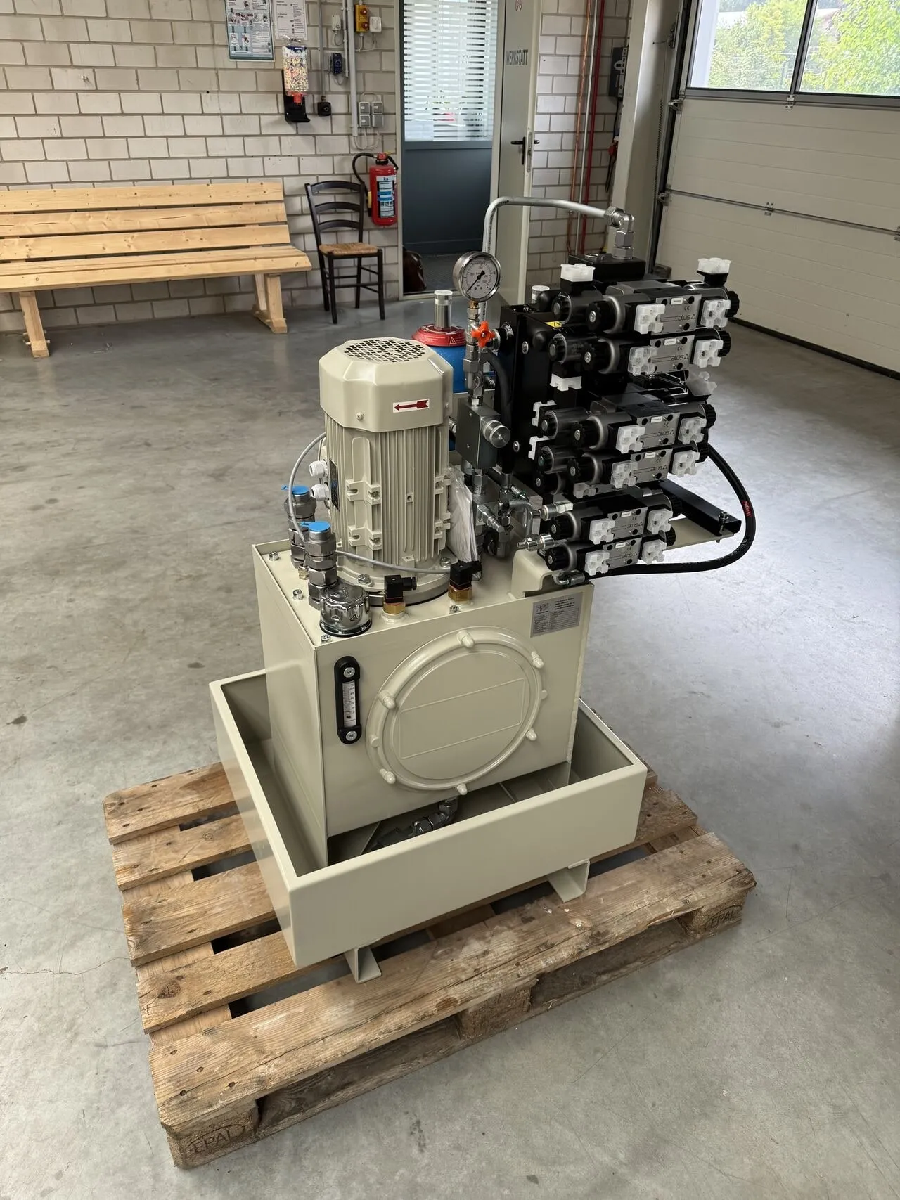 Aggregat mit zehn Wegeventilen und Druckspeicher