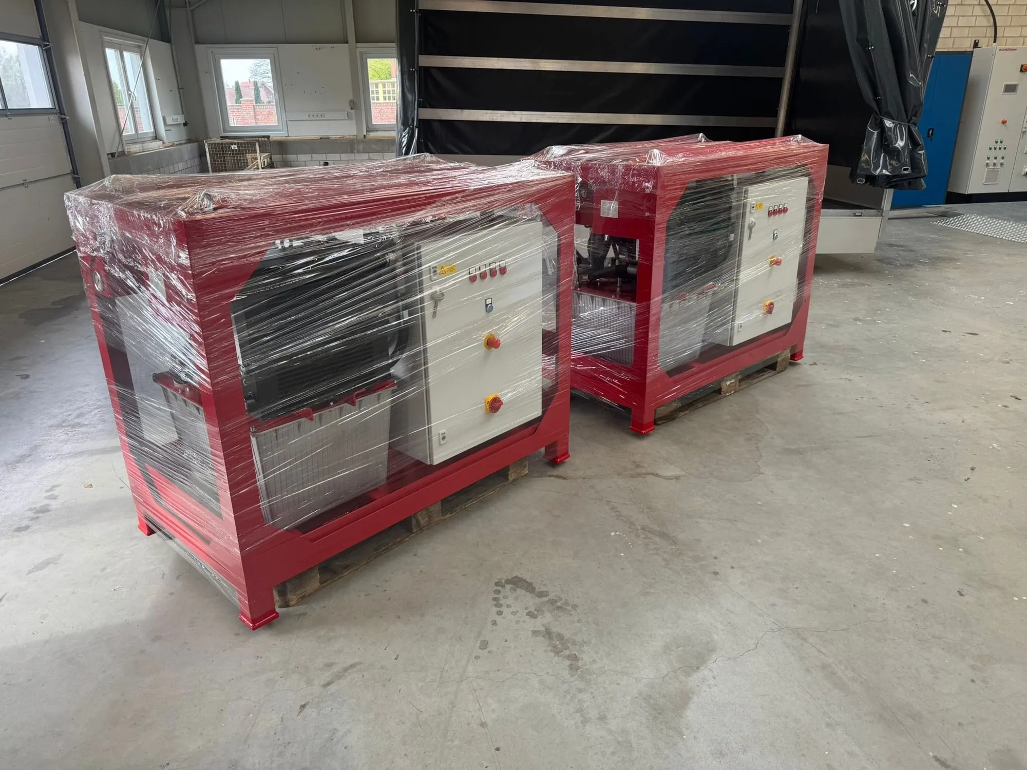 Versandfertig verpackte Aggregate in der Werkstatt