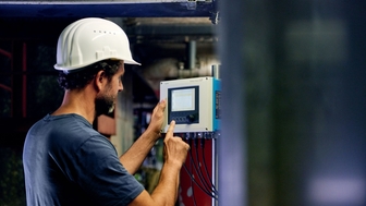 Ingenieur bei der Kühlflüssigkeitsüberwachung mit Liquiline CM444