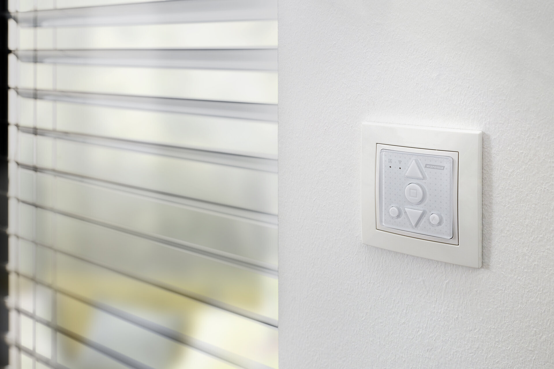 Steuerung des Sonnenschutzes an der Wand
