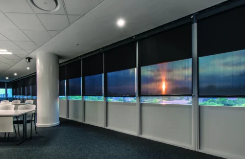 Bürojalousien bei Sonnenuntergang
