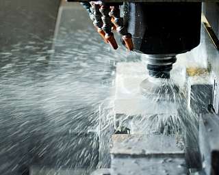 CNC-Fräsen mit Kühlmittel