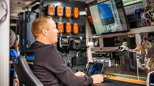 Mitarbeiter am Monitor