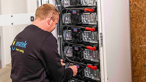 Mitarbeiter vor einem Schaltschrank