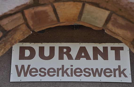 Firmenschild Weserkieswerk