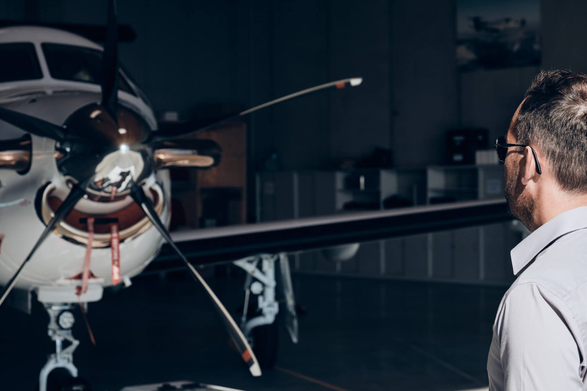 Thomas Wieser bei einer Flugzeugbesichtigung