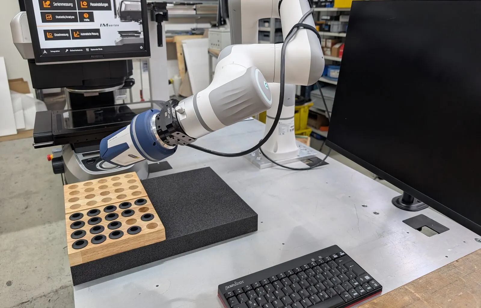 Keyence Messmaschine mit Cobot
