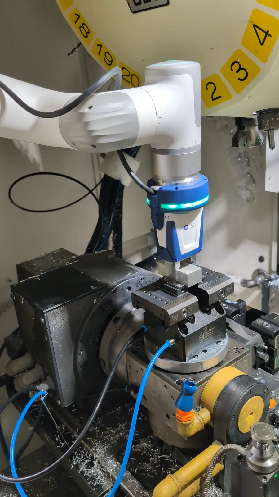 Cobot belädt FANUC Robodrill