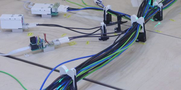 Kabelassistent Software steuert die Kabelbaummontage