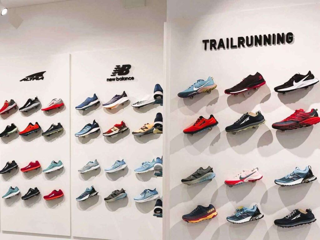 Schwarze 3D-Beschriftung im Showroom