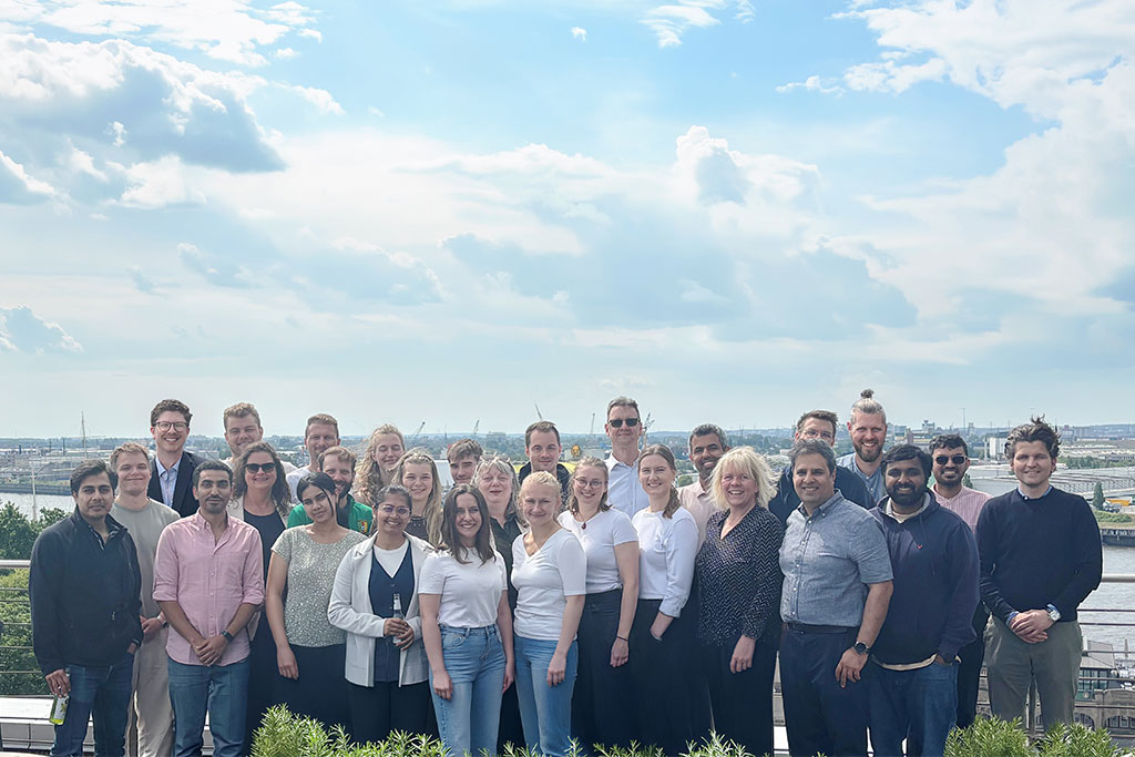DACMA-Team auf einem Dach in Hamburg
