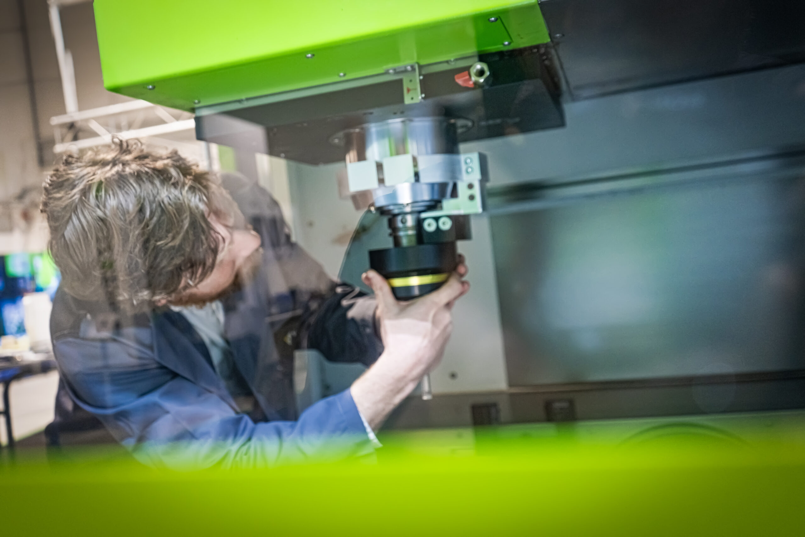 VibroCut ultrasonic-Werkzeughalter wird in eine Schleifmaschine eingesetzt