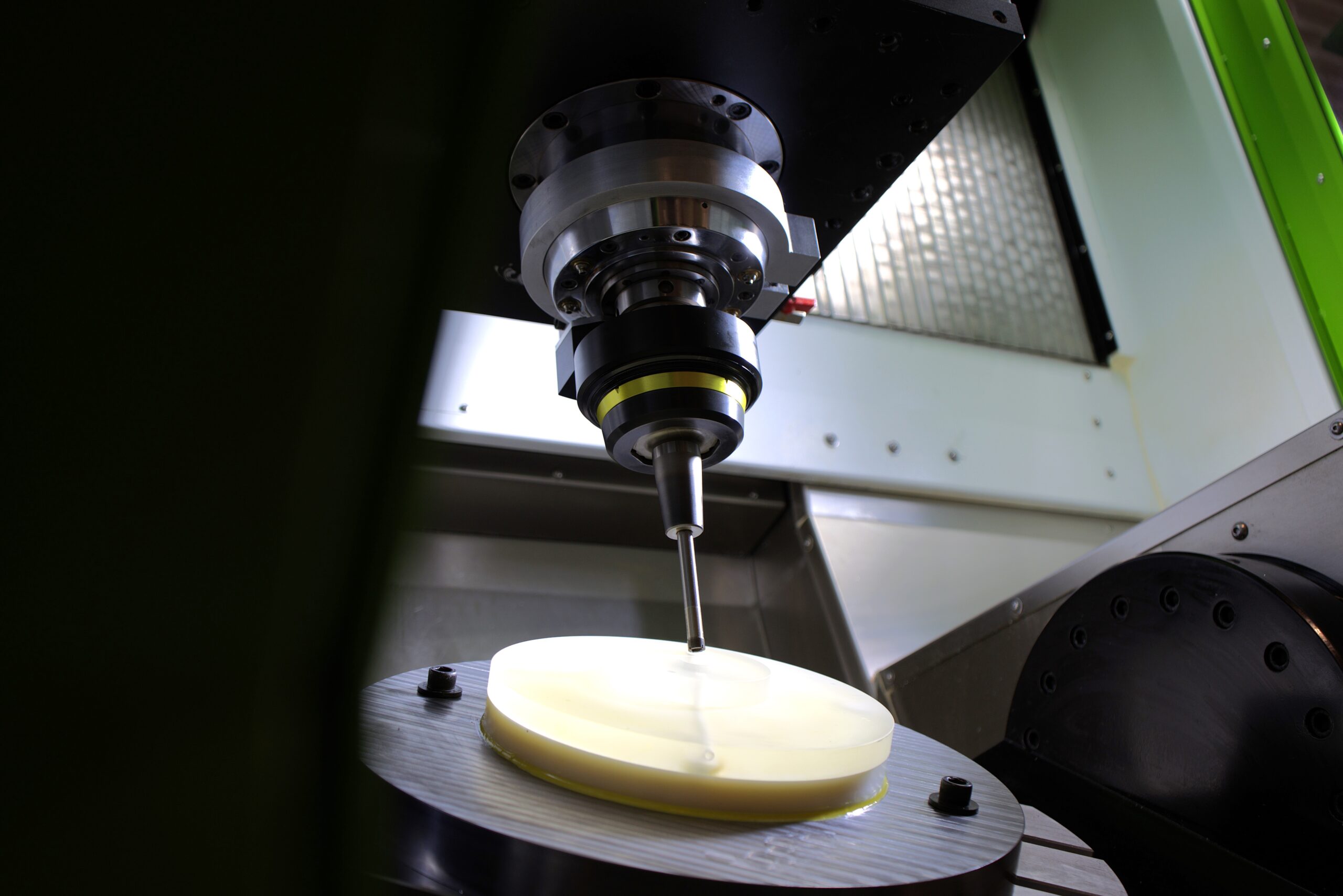 VibroCut ultrasonic-Werkzeughalter in Schleifmaschine
