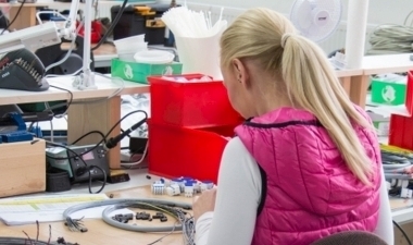 Mitarbeiter bei der Konfektionierung