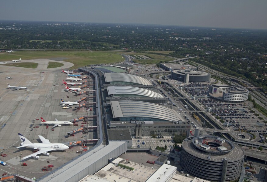 Hamburg Airport mit Fluggastbrücken