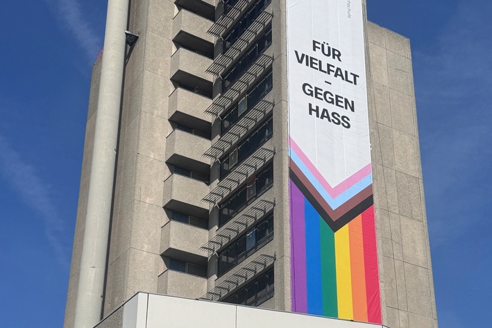 Banner am Turm des Hauses Grashof auf dem BHT-Campus