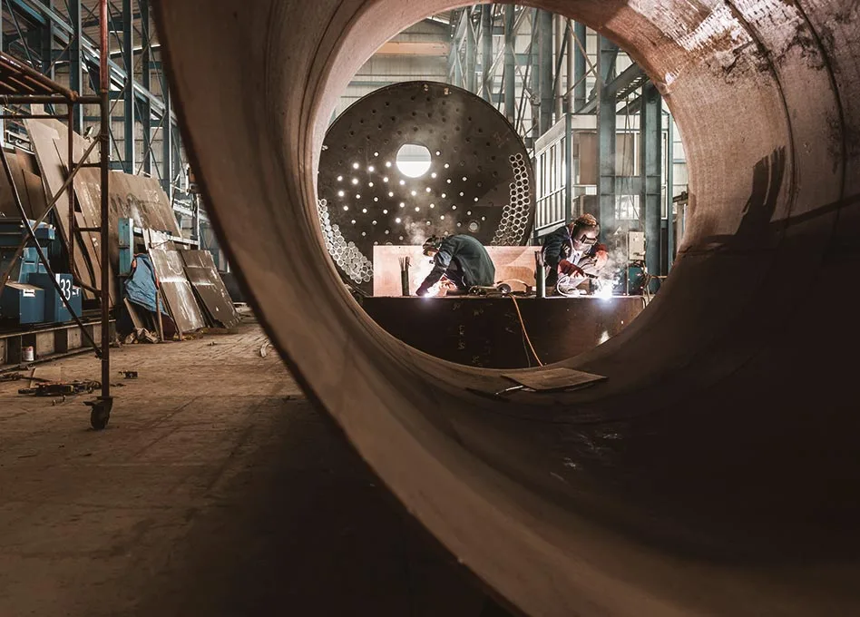 Schweißarbeiten in der Fertigungshalle