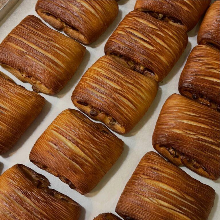 Mit Eiweißbestrich besprühte Croissants mit goldenem Glanz