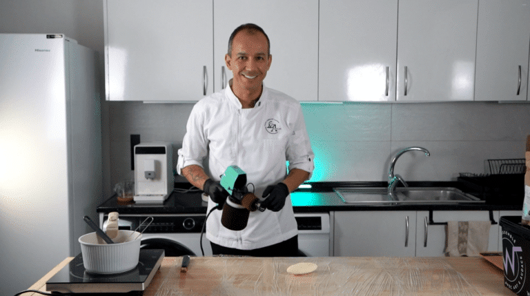 Der chocSPRAYER als Reisebegleiter von Pâtisserie-Consultant Luca Arguelles