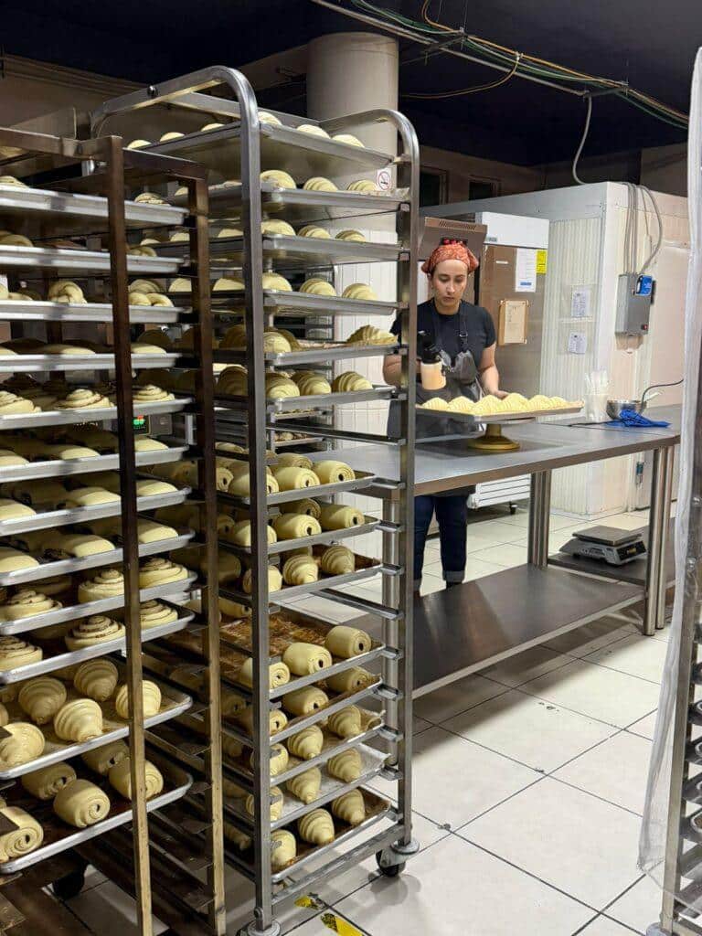 food SPRAYER Pro beim Aufsprühen von Eiweißbestrich auf Croissants