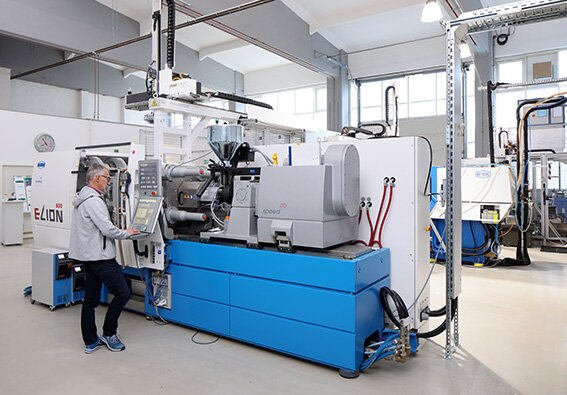 MIM-Spritzgießmaschine in der Produktion