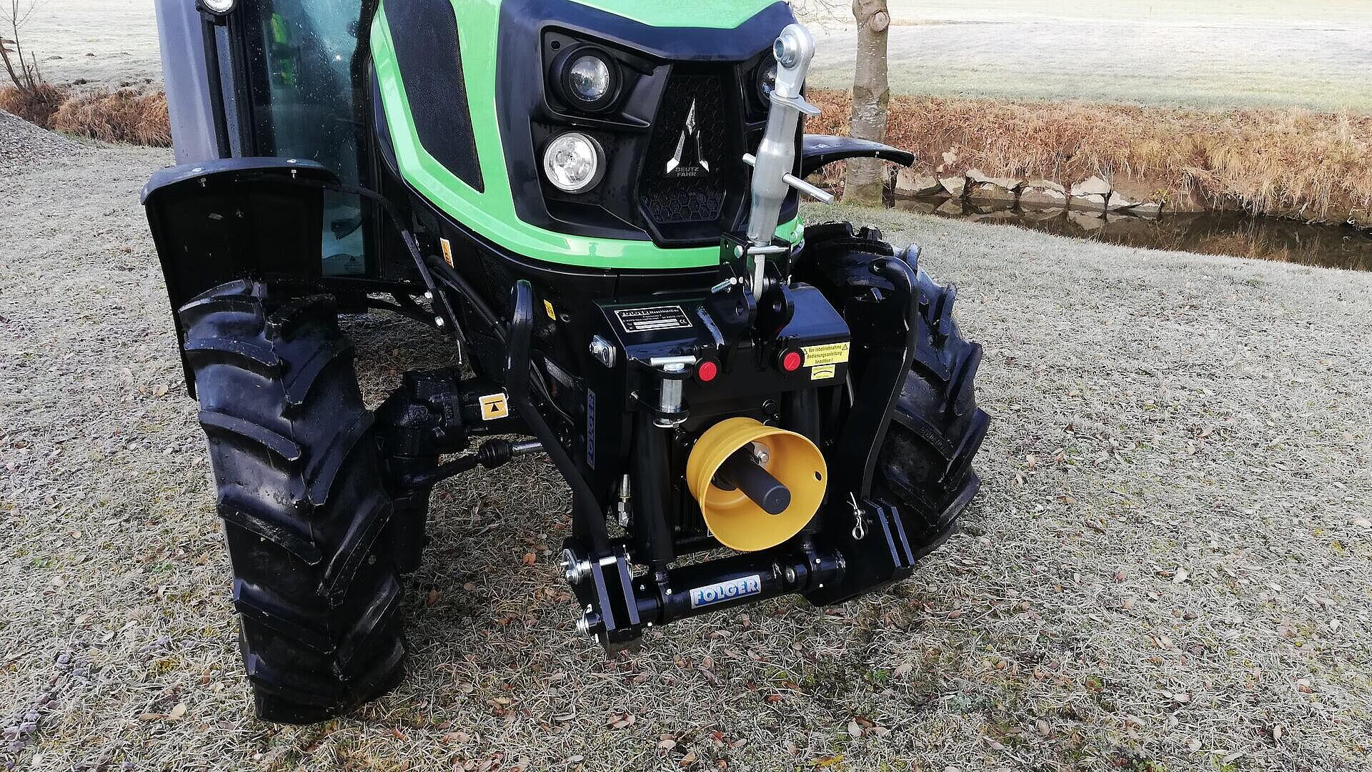 Traktor mit Frontanbau im Gelände