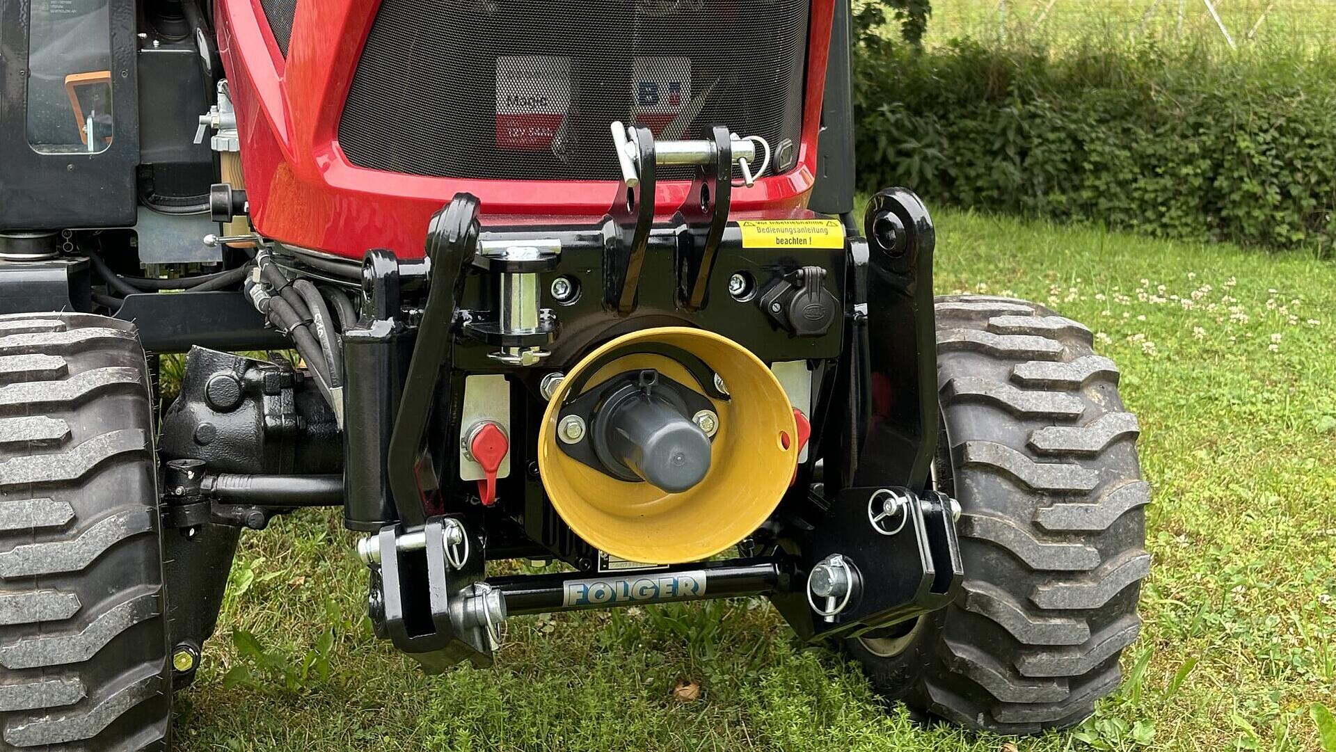Frontkraftheber mit Zapfwelle und Hydraulikanschlüssen