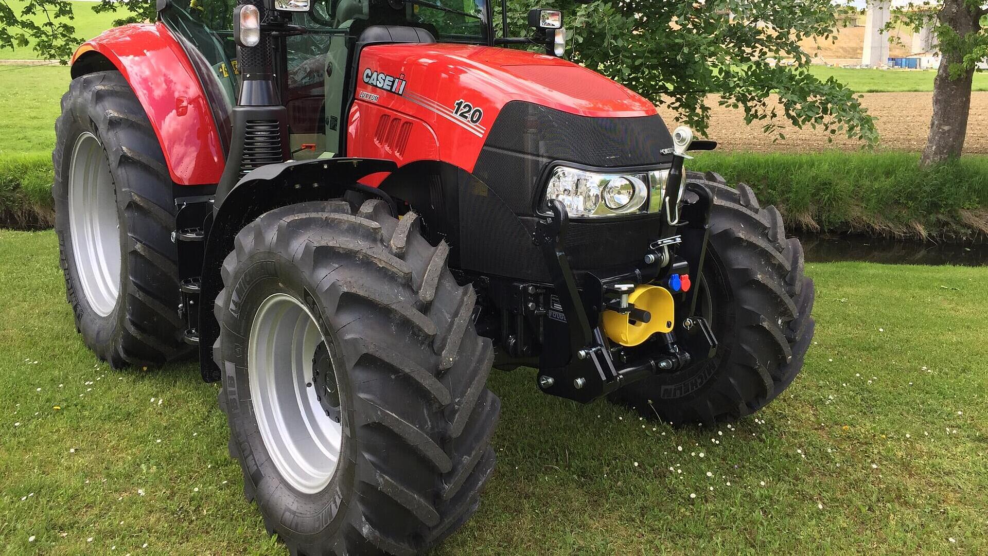 CASE IH Traktor mit Folger-Frontsystem