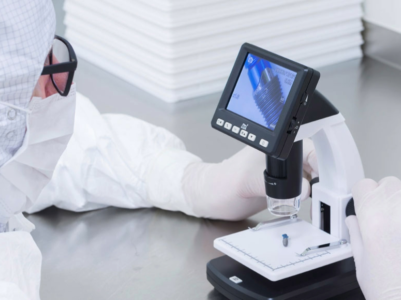 Mikroskopische Analyse in Reinraumumgebung