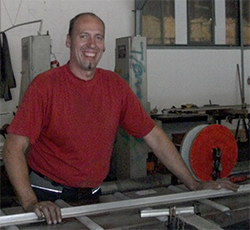 Arbeit in der Edelstahlschleiferei