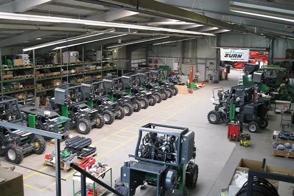 Landmaschinen in der Fertigungshalle