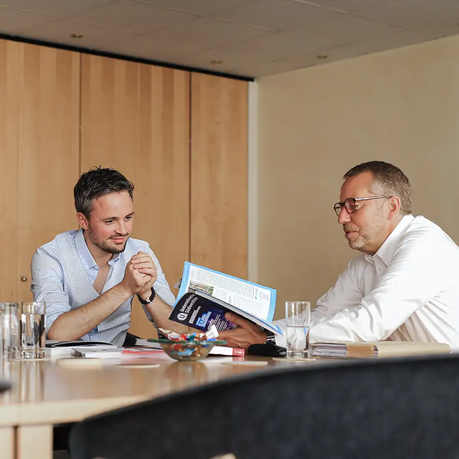 Beratung mit gedrucktem Magazin