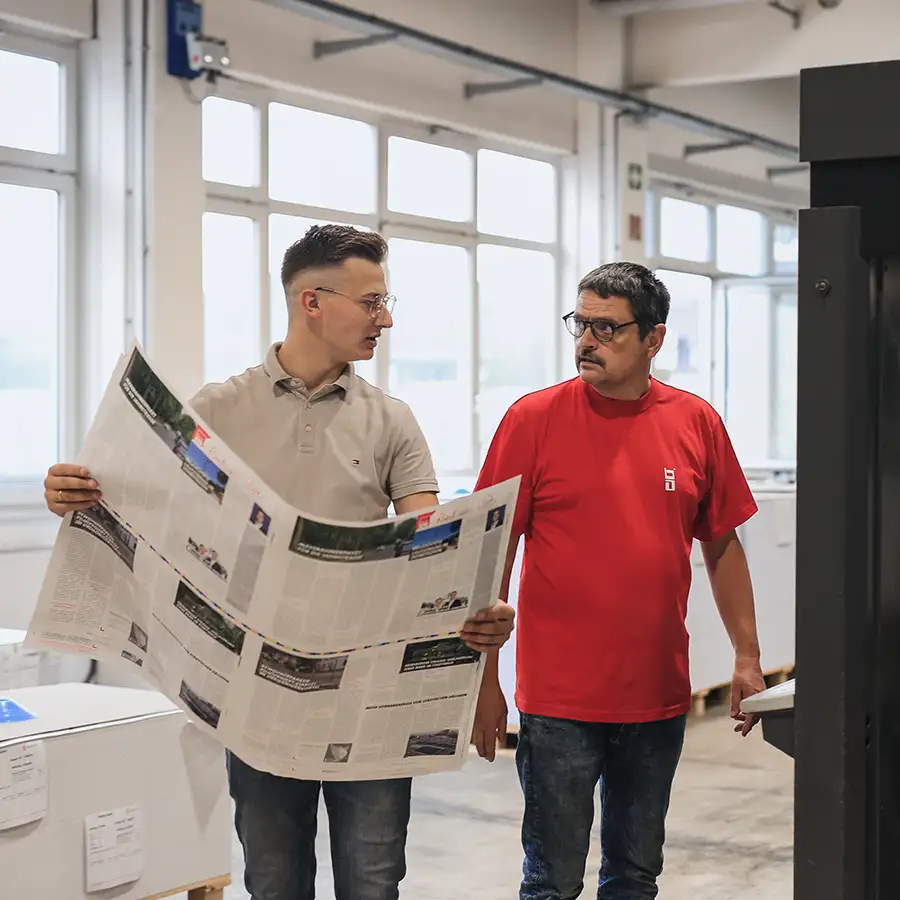 Produktion: Bogenprüfung im Drucksaal